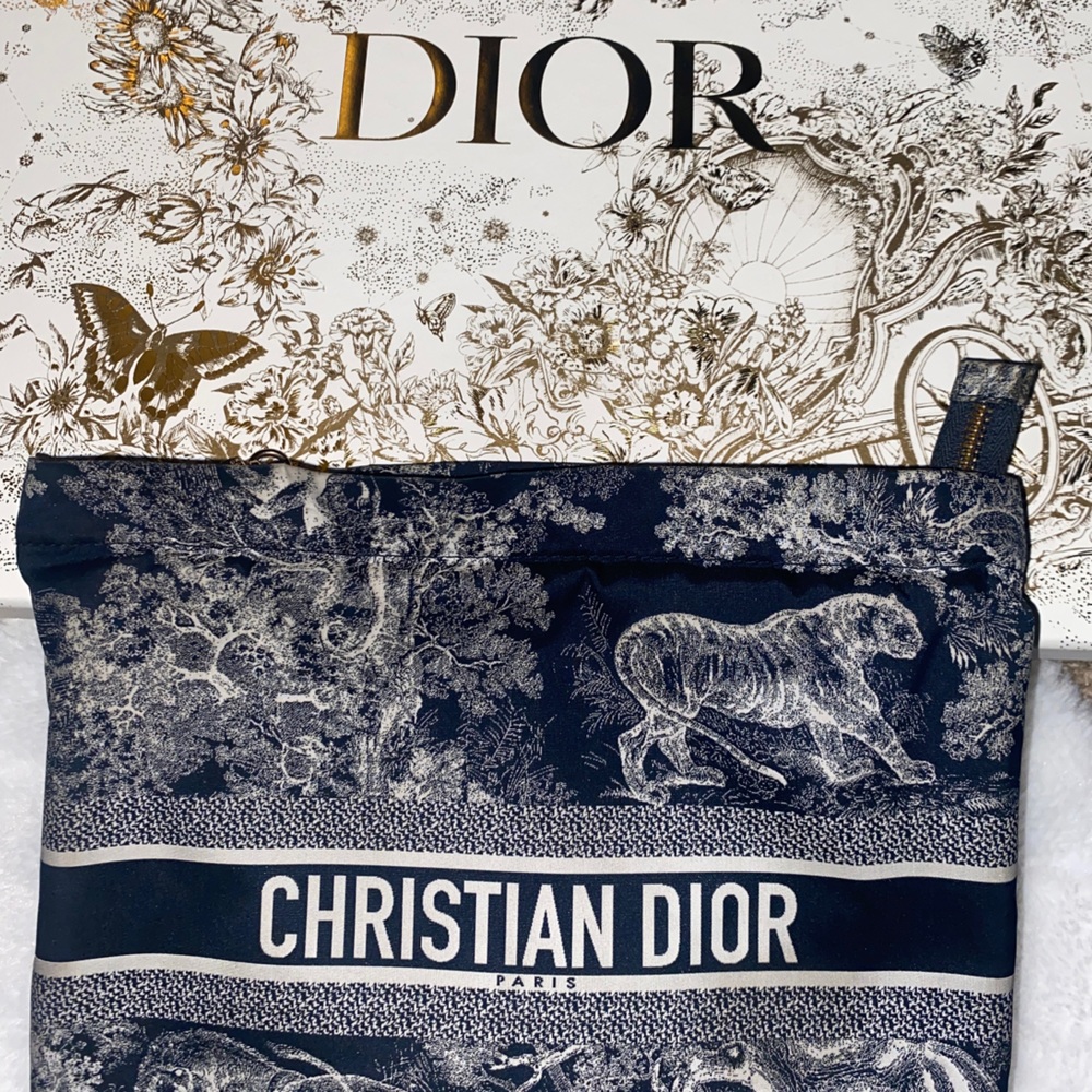 DIORTRAVEL ZIPPED POUCH
Blue Toile de Jouy Reverse Technical Fabric